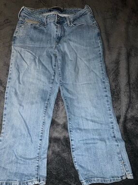 Light Wash Levi’s  crop jeans 8/29 Demi curve